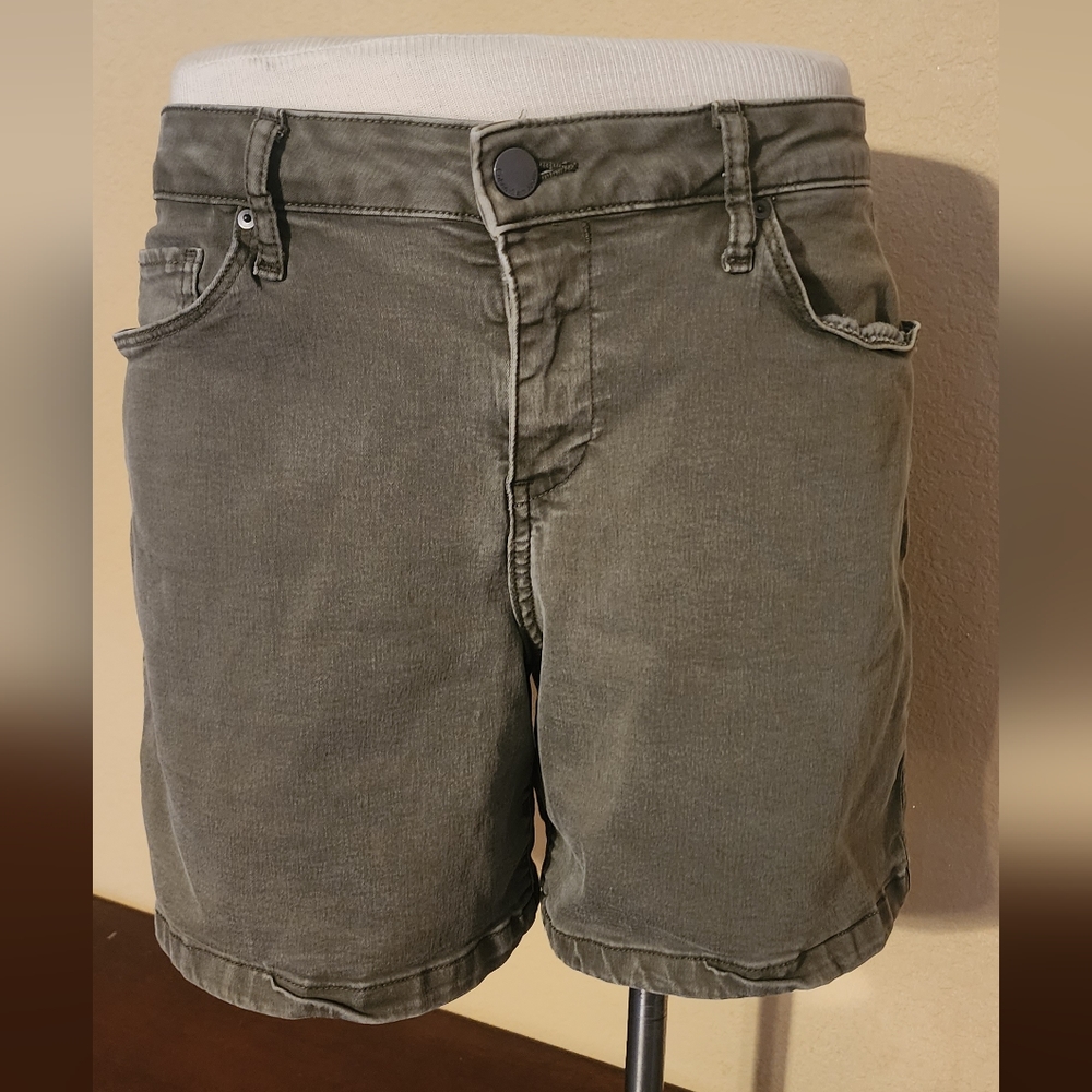 Calvin Klein jean shorts sz w30. 317